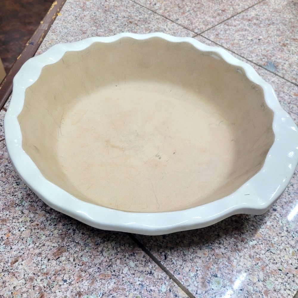 Pampered Chef 10" Deep Dish Pie Plate  Family Heritage Stoneware Vintage 1990's